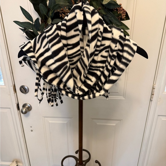 Old Navy Zebra Print Animal Print Soft Fleece Scarf with Fringe OS - Picture 4 of 6